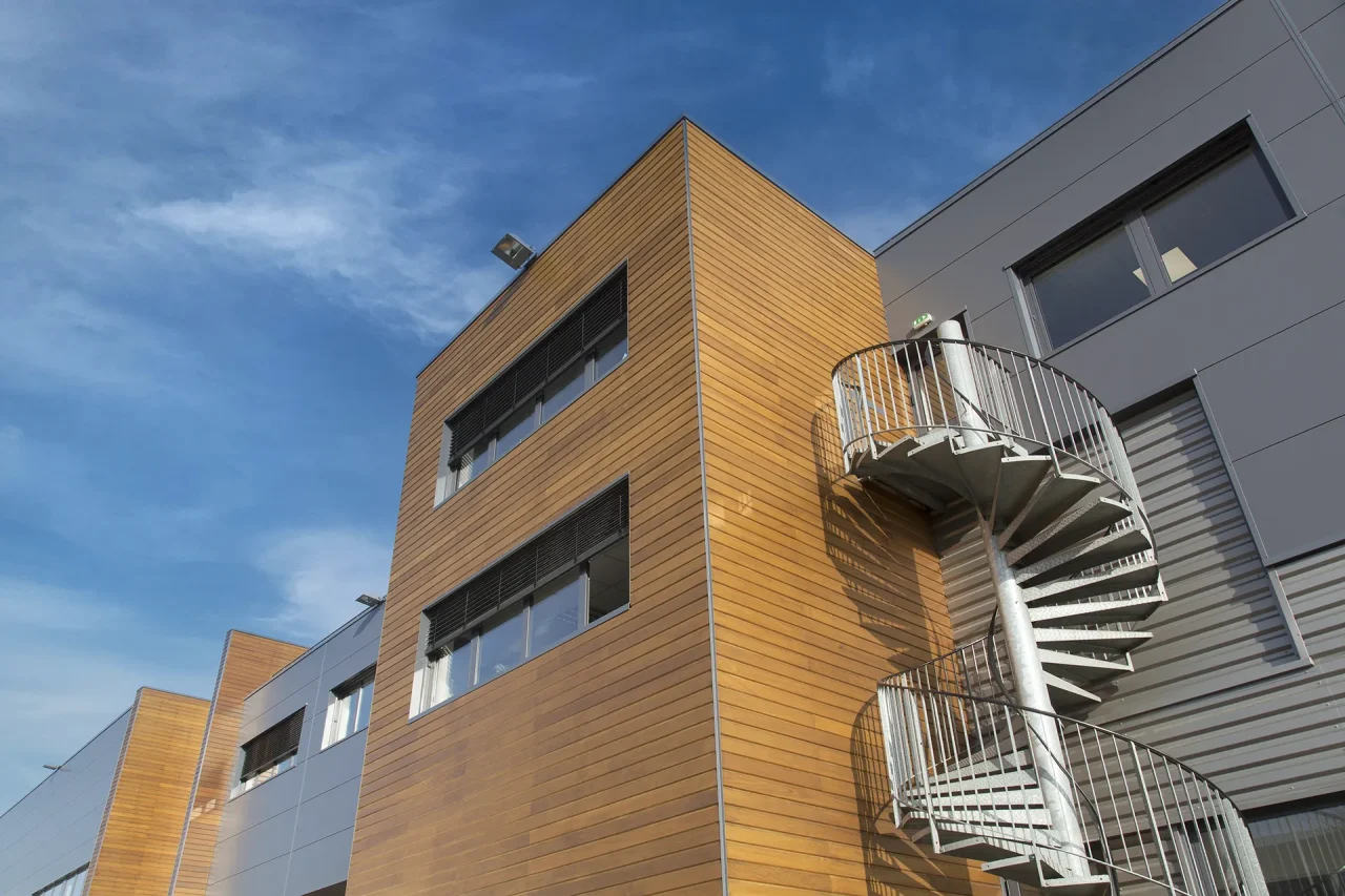 plateforme logistique orly bureaux facade bois escalier exterieur architecture