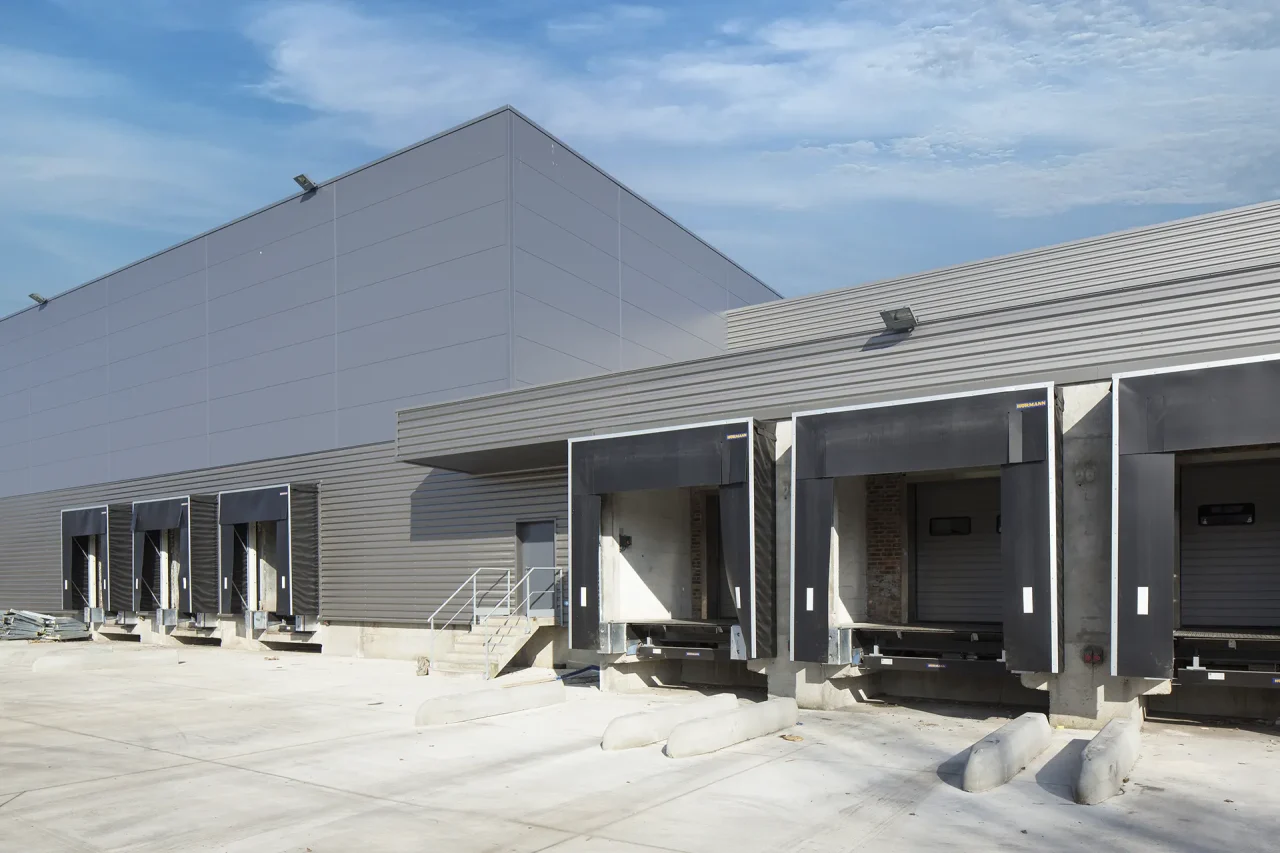 plateforme logistique orly quais chargement poids lourds niveleurs dock doors