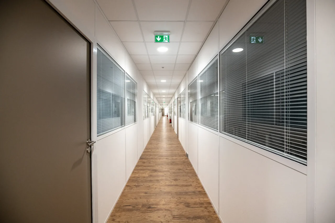 plateforme logistique orly bureaux couloir amenagement interieur renovation