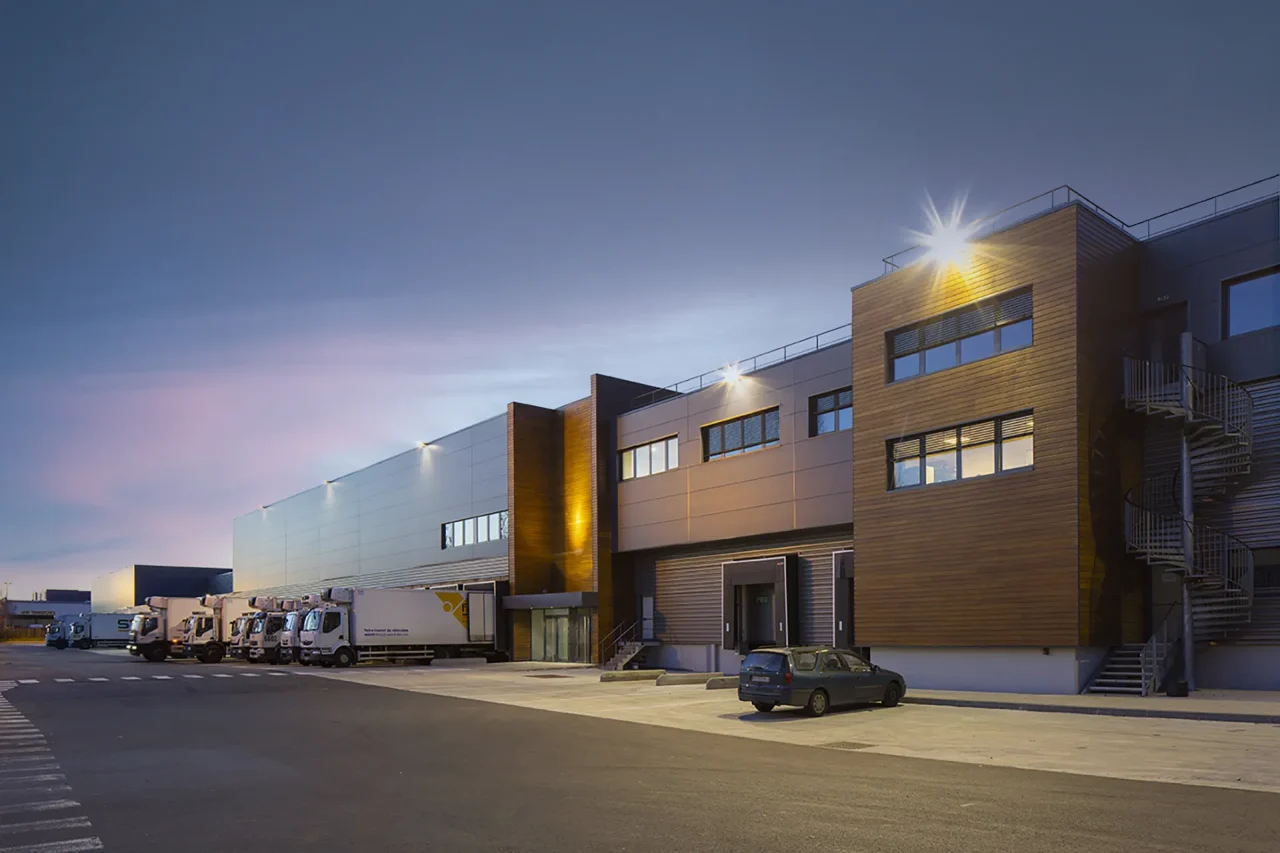plateforme logistique orly facade quais poids lourds exploitation nuit bureaux