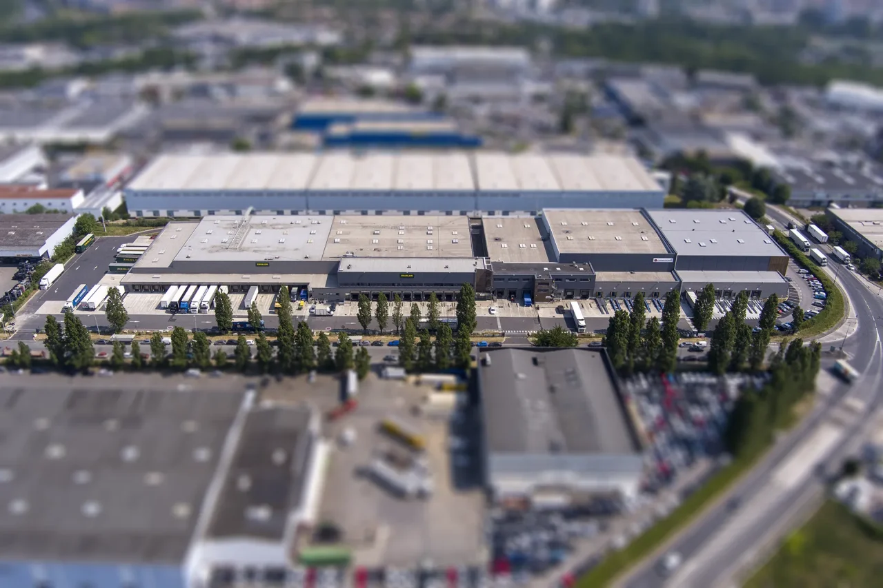 plateforme logistique Orly vue aerienne entrepot quais environnement logistique dense