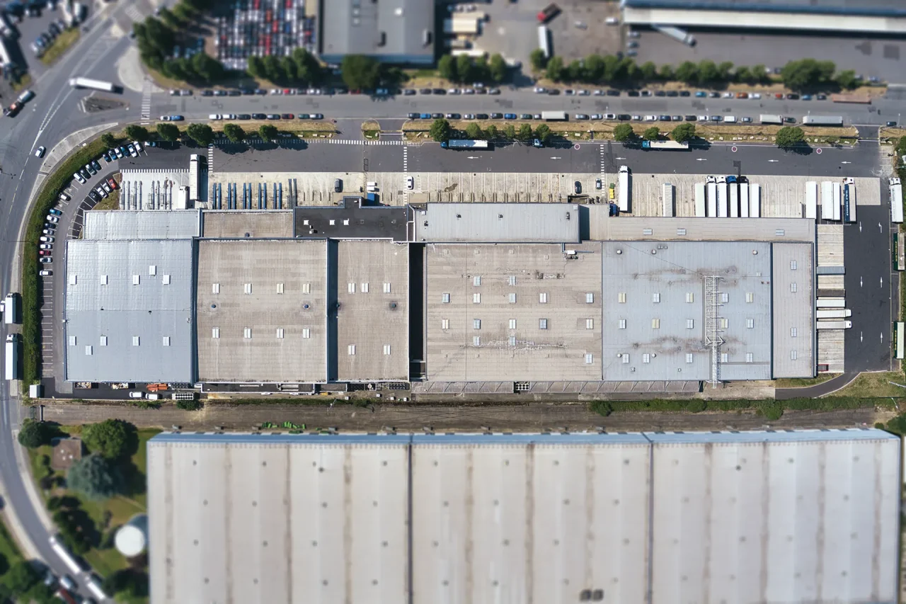plateforme logistique Orly vue verticale organisation entrepot quais flux circulation