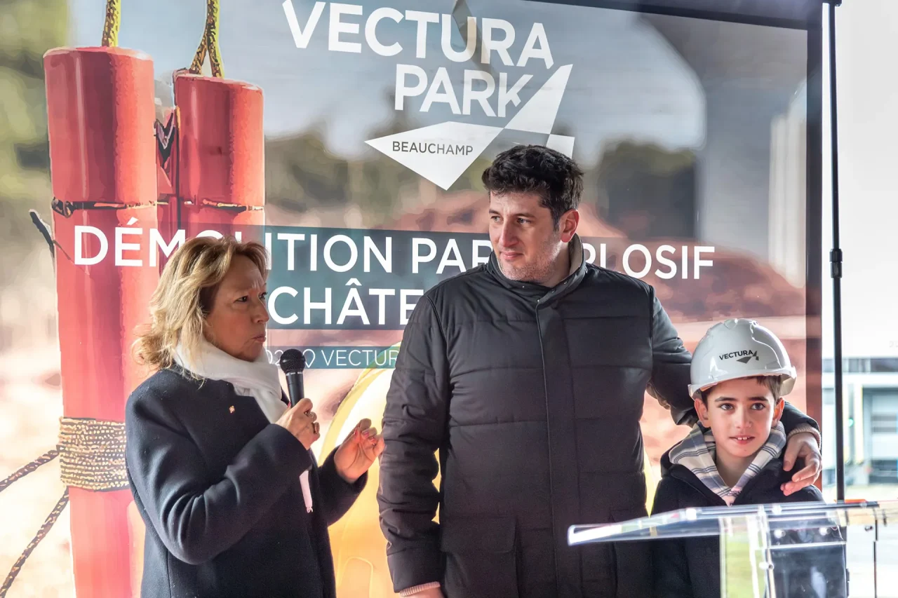 lancement de la dernière phase du Vectura Park à Beauchamp lors de la démolition du château d'eau de l'ancien site 3M